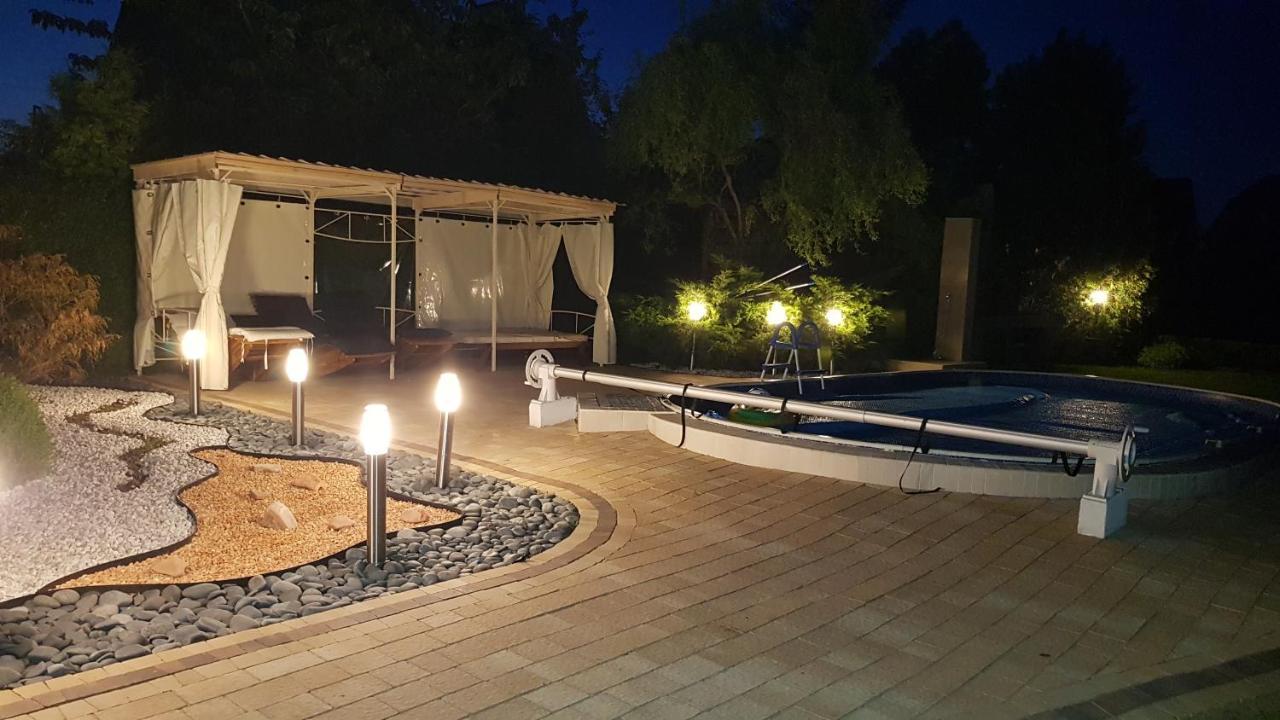 Aven'A Pokoje Goscinne Z Basenem Darlowo Exterior photo