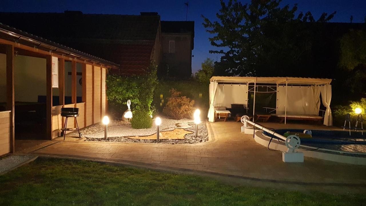 Aven'A Pokoje Goscinne Z Basenem Darlowo Exterior photo